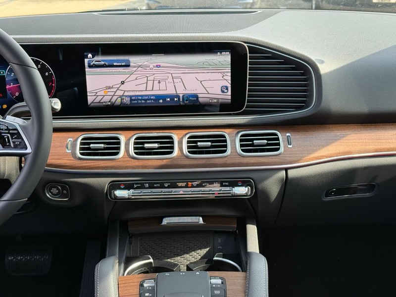 Mercedes-Benz GLE Vehicle Full-screen Gallery Image 9