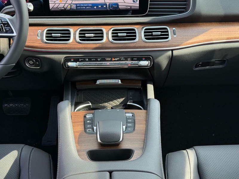 Mercedes-Benz GLE Vehicle Full-screen Gallery Image 10