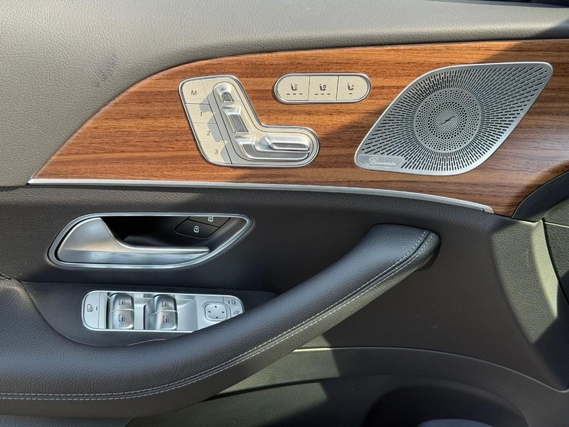 Mercedes-Benz GLE Vehicle Full-screen Gallery Image 11