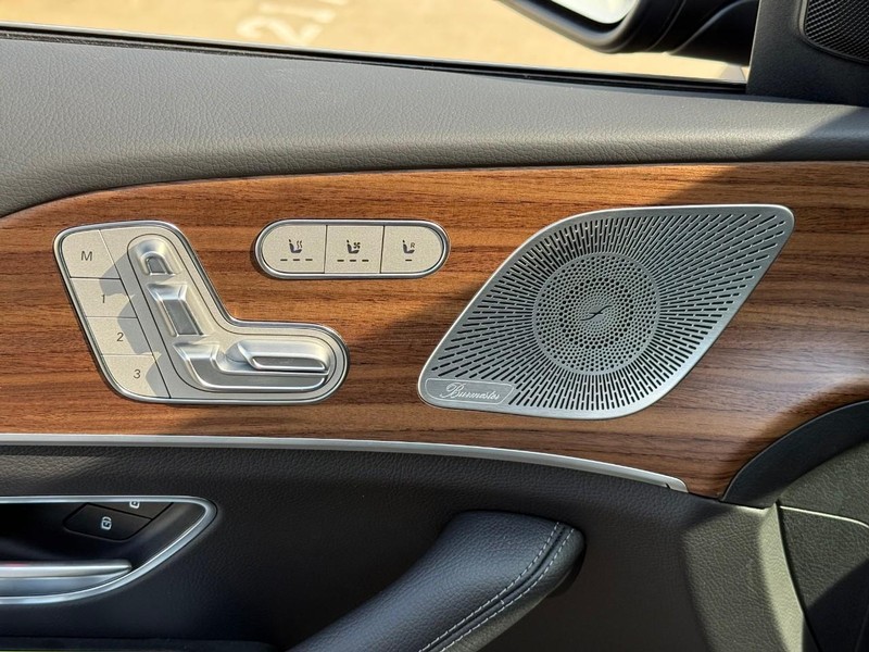 Mercedes-Benz GLE Vehicle Full-screen Gallery Image 12