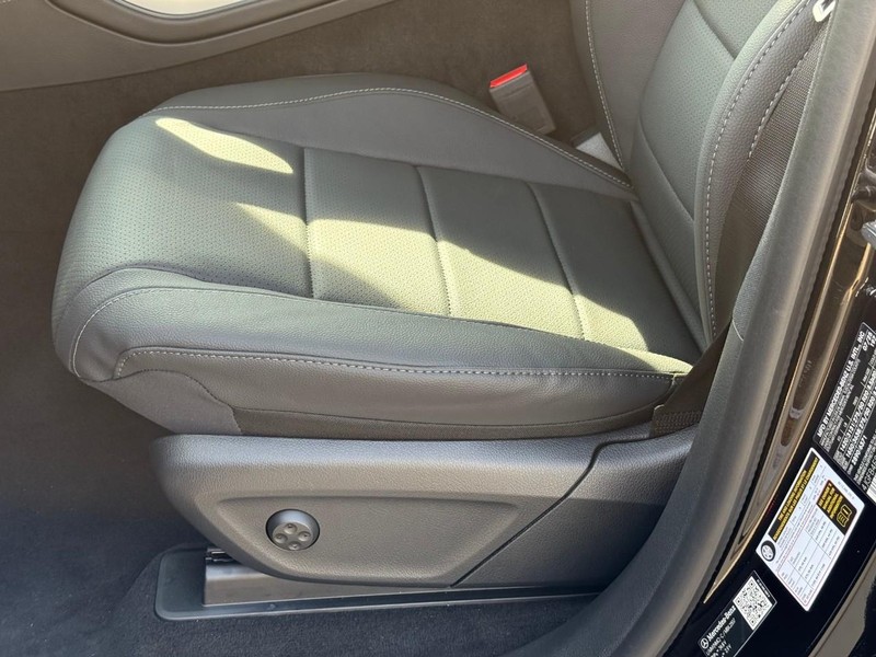 Mercedes-Benz GLE Vehicle Full-screen Gallery Image 13