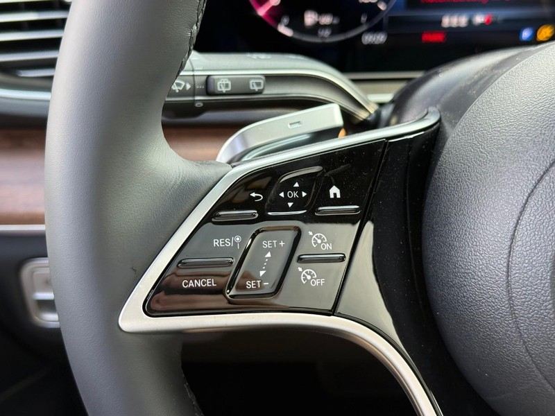 Mercedes-Benz GLE Vehicle Full-screen Gallery Image 14