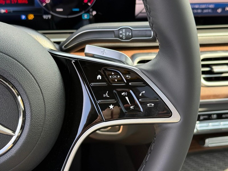 Mercedes-Benz GLE Vehicle Full-screen Gallery Image 15