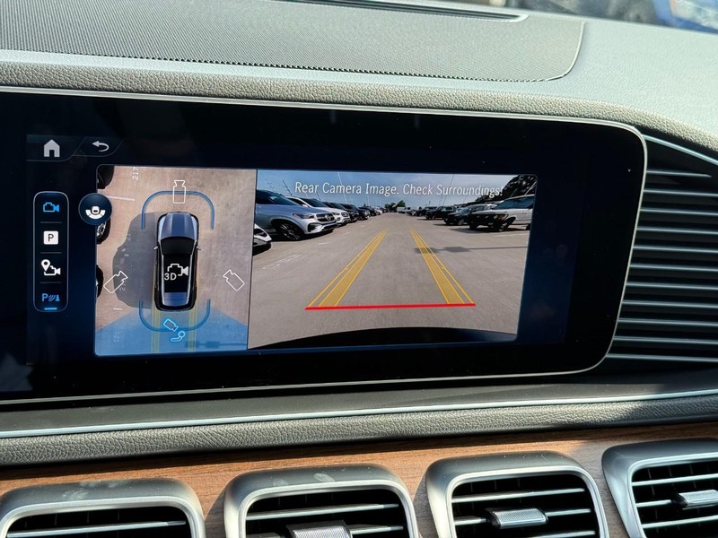 Mercedes-Benz GLE Vehicle Full-screen Gallery Image 16