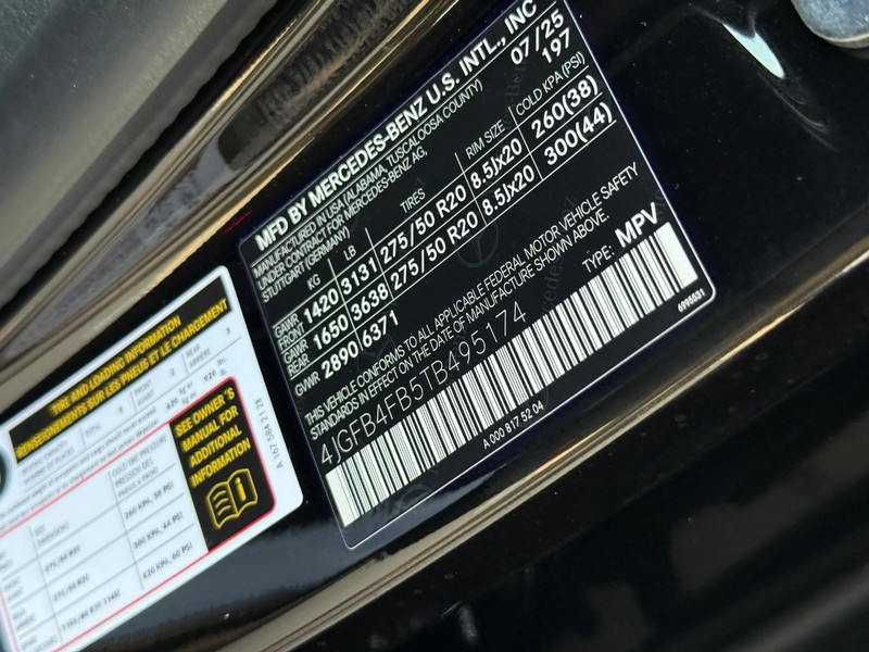 Mercedes-Benz GLE Vehicle Full-screen Gallery Image 17