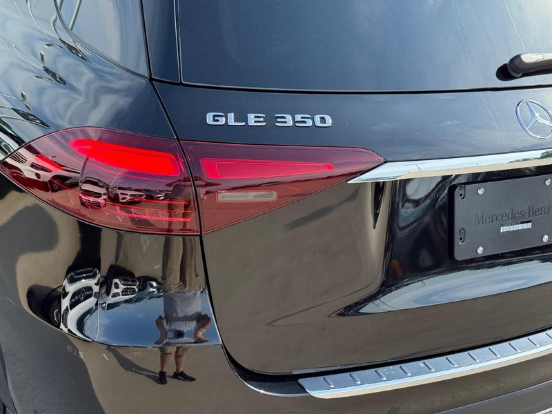 Mercedes-Benz GLE Vehicle Full-screen Gallery Image 4