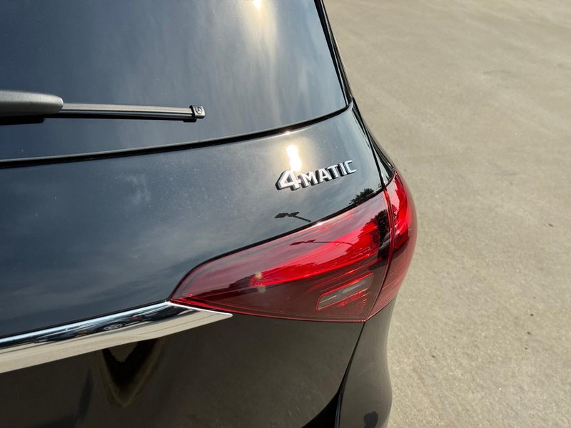 Mercedes-Benz GLE Vehicle Full-screen Gallery Image 5