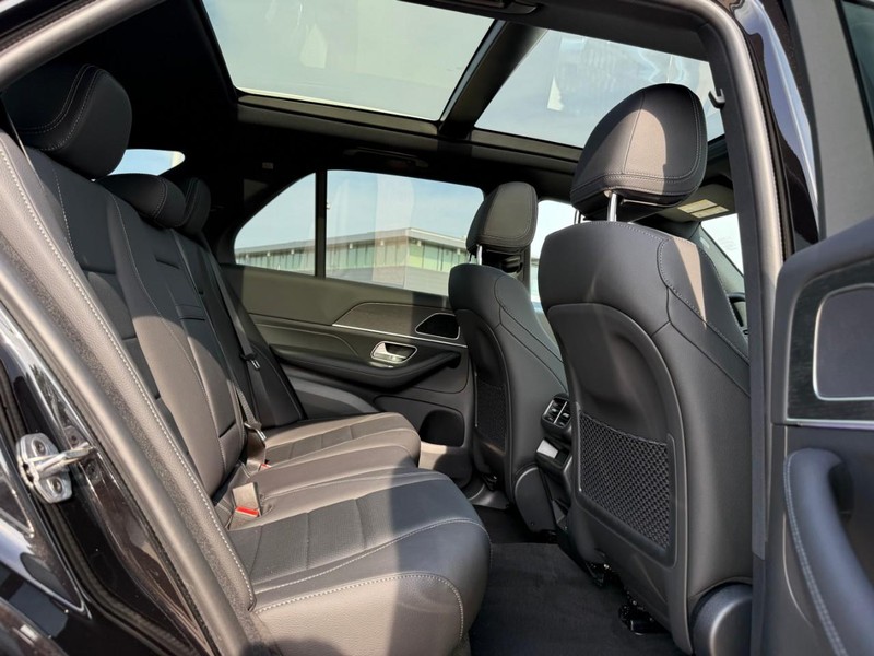 Mercedes-Benz GLE Vehicle Full-screen Gallery Image 6