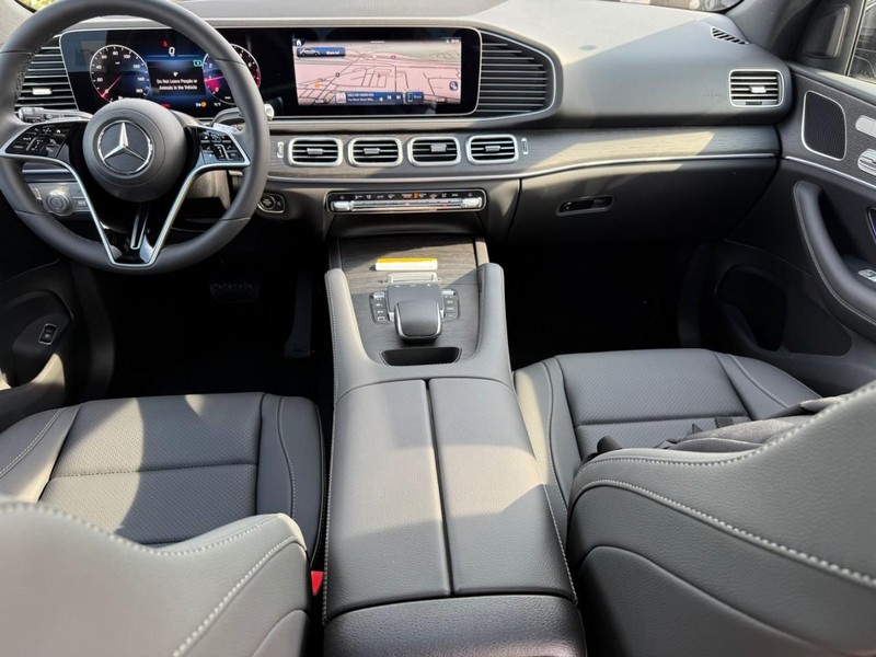 Mercedes-Benz GLE Vehicle Full-screen Gallery Image 7