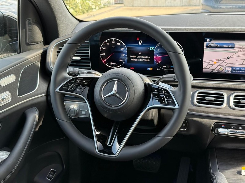 Mercedes-Benz GLE Vehicle Full-screen Gallery Image 8