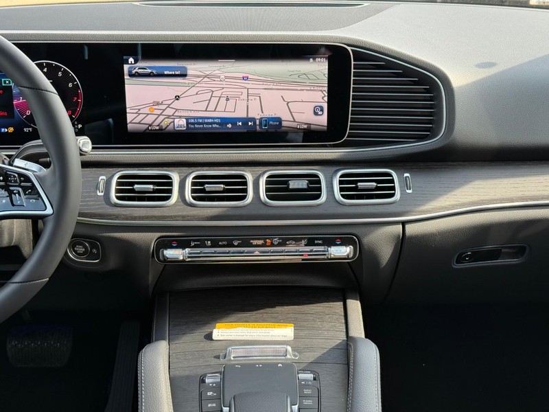 Mercedes-Benz GLE Vehicle Full-screen Gallery Image 9