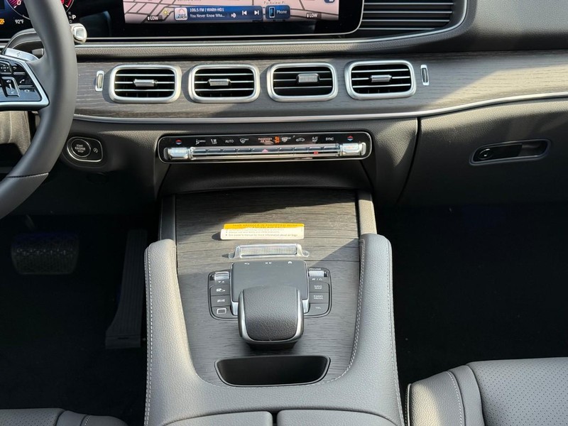 Mercedes-Benz GLE Vehicle Full-screen Gallery Image 10