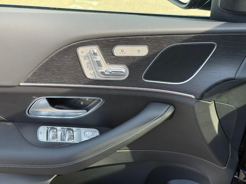 Mercedes-Benz GLE Vehicle Full-screen Gallery Image 11