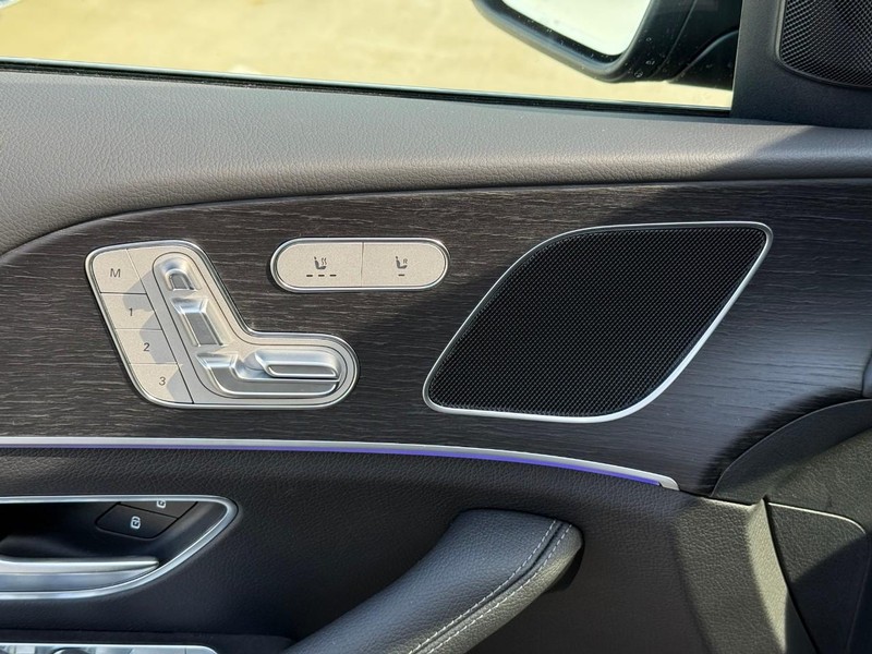 Mercedes-Benz GLE Vehicle Full-screen Gallery Image 12