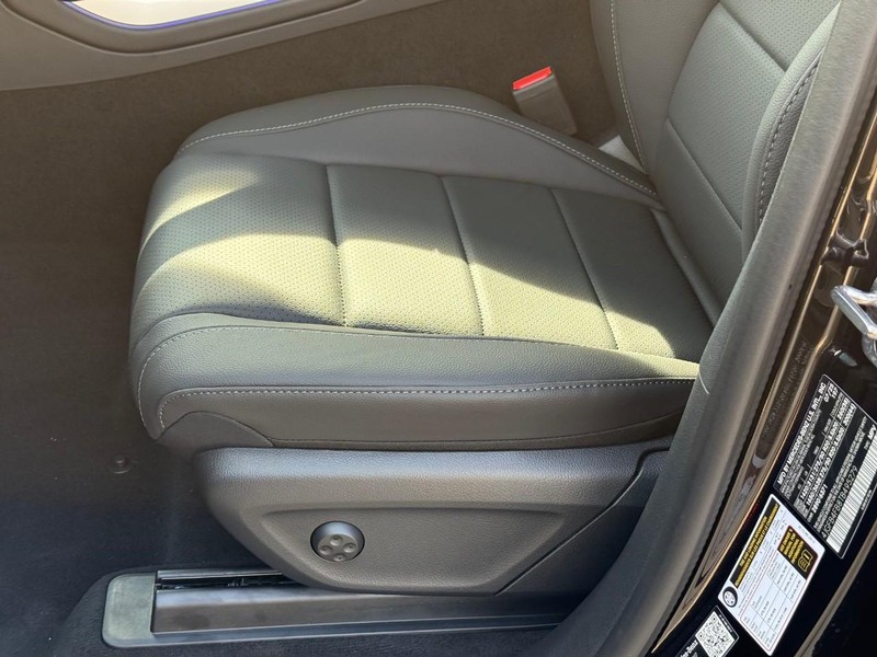 Mercedes-Benz GLE Vehicle Full-screen Gallery Image 13