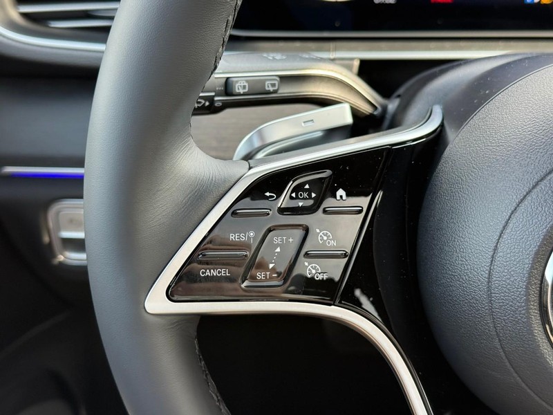 Mercedes-Benz GLE Vehicle Full-screen Gallery Image 14