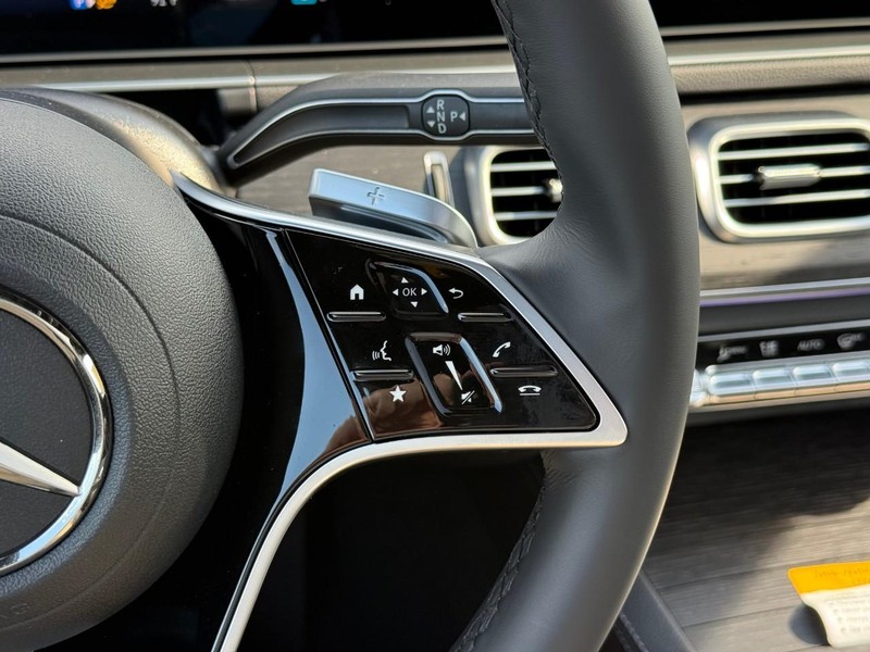 Mercedes-Benz GLE Vehicle Full-screen Gallery Image 15