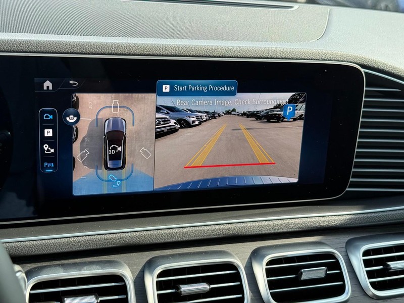 Mercedes-Benz GLE Vehicle Full-screen Gallery Image 16