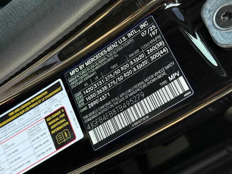 Mercedes-Benz GLE Vehicle Full-screen Gallery Image 17