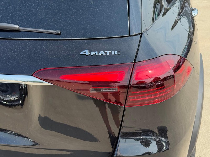 Mercedes-Benz GLE Vehicle Full-screen Gallery Image 4