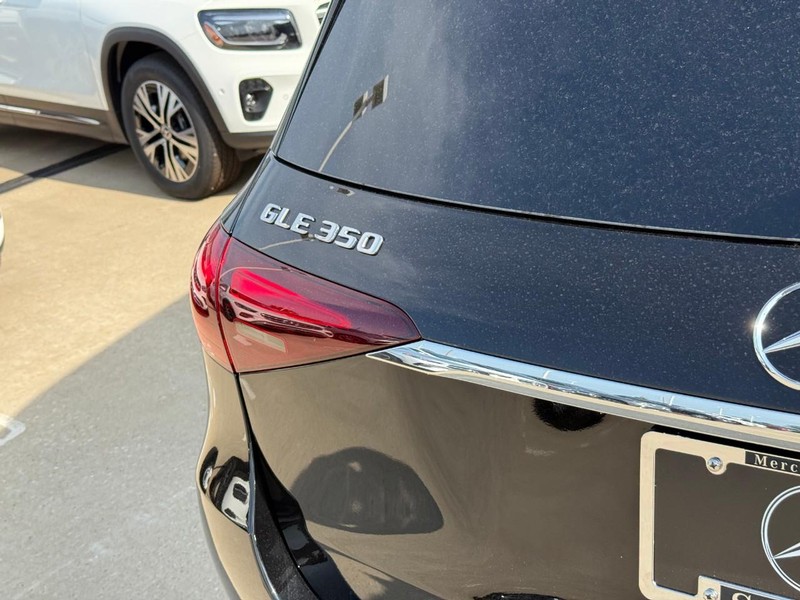 Mercedes-Benz GLE Vehicle Full-screen Gallery Image 5