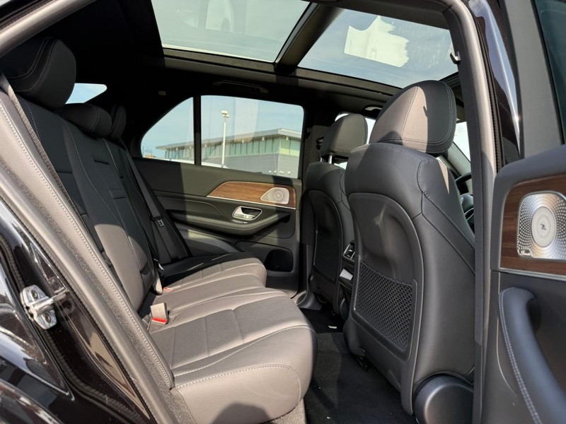 Mercedes-Benz GLE Vehicle Full-screen Gallery Image 6