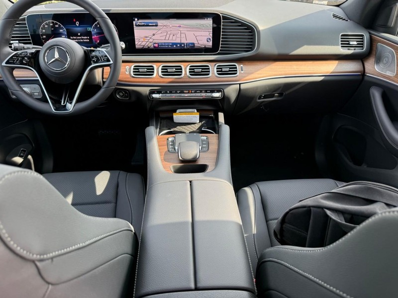 Mercedes-Benz GLE Vehicle Full-screen Gallery Image 7