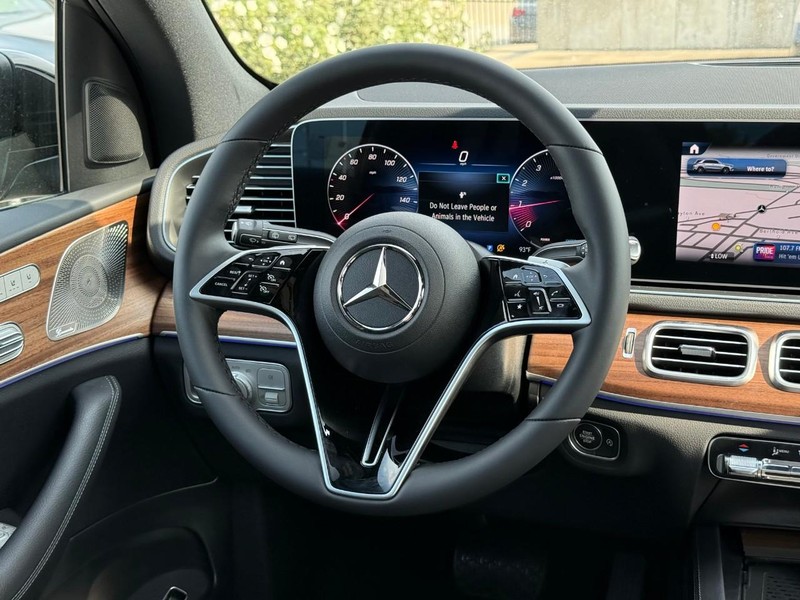 Mercedes-Benz GLE Vehicle Full-screen Gallery Image 8