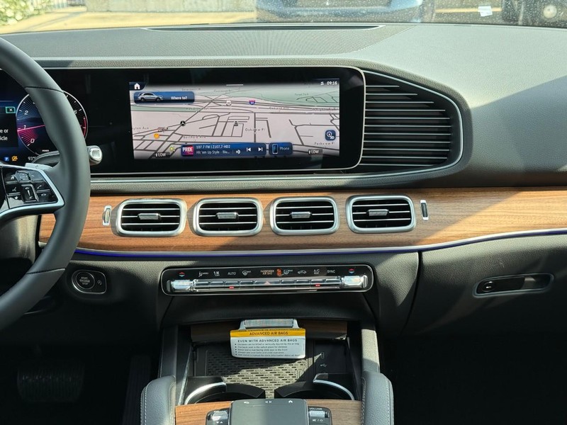 Mercedes-Benz GLE Vehicle Full-screen Gallery Image 9