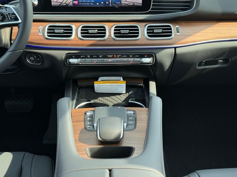 Mercedes-Benz GLE Vehicle Full-screen Gallery Image 10