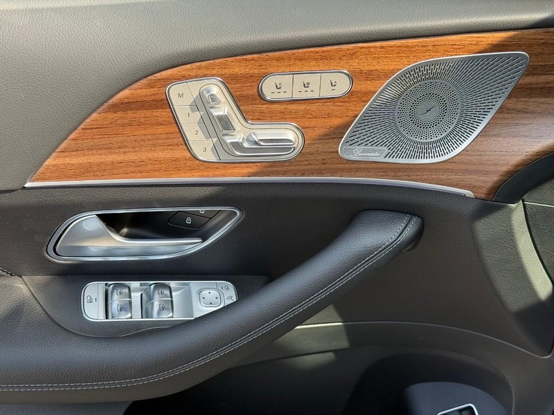 Mercedes-Benz GLE Vehicle Full-screen Gallery Image 11