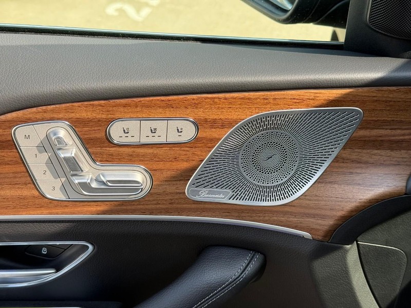 Mercedes-Benz GLE Vehicle Full-screen Gallery Image 12