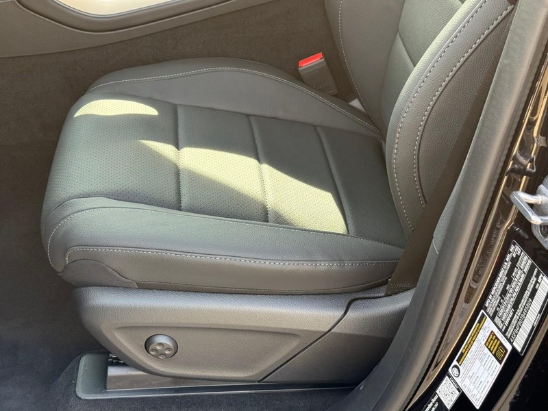 Mercedes-Benz GLE Vehicle Full-screen Gallery Image 13