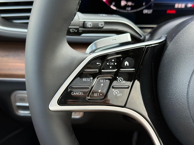 Mercedes-Benz GLE Vehicle Full-screen Gallery Image 14