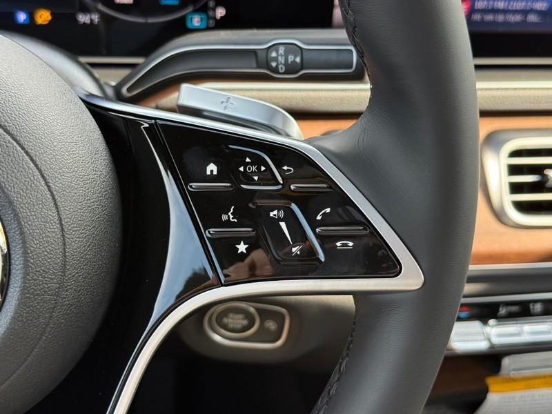 Mercedes-Benz GLE Vehicle Full-screen Gallery Image 15