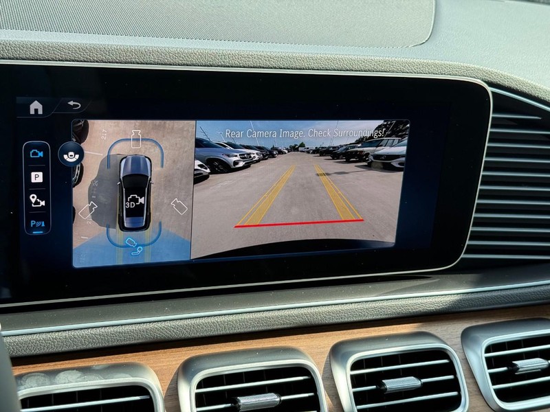 Mercedes-Benz GLE Vehicle Full-screen Gallery Image 16