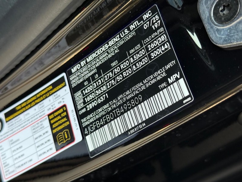 Mercedes-Benz GLE Vehicle Full-screen Gallery Image 17