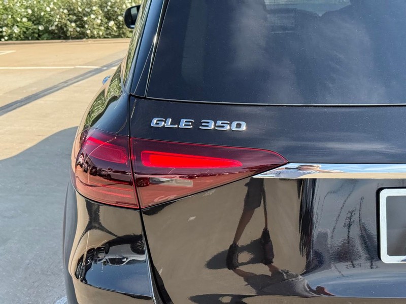 Mercedes-Benz GLE Vehicle Full-screen Gallery Image 4