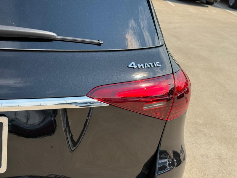 Mercedes-Benz GLE Vehicle Full-screen Gallery Image 5