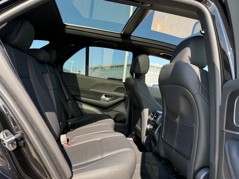 Mercedes-Benz GLE Vehicle Full-screen Gallery Image 6