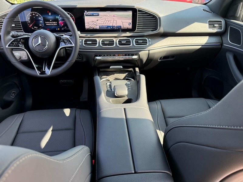 Mercedes-Benz GLE Vehicle Full-screen Gallery Image 7