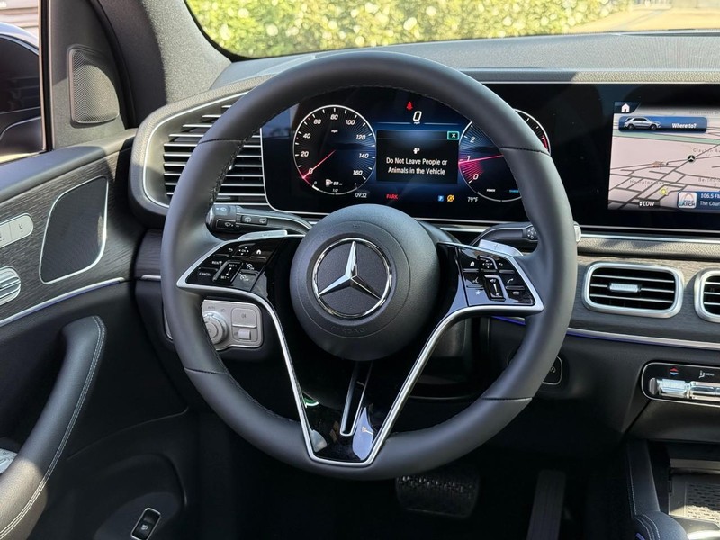 Mercedes-Benz GLE Vehicle Full-screen Gallery Image 8