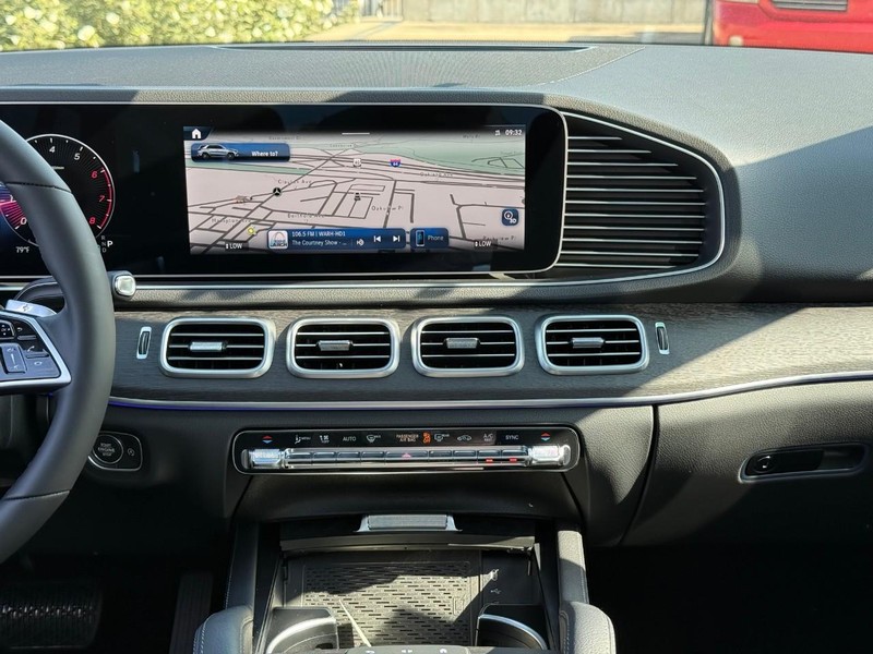 Mercedes-Benz GLE Vehicle Full-screen Gallery Image 9