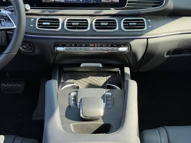 Mercedes-Benz GLE Vehicle Full-screen Gallery Image 10