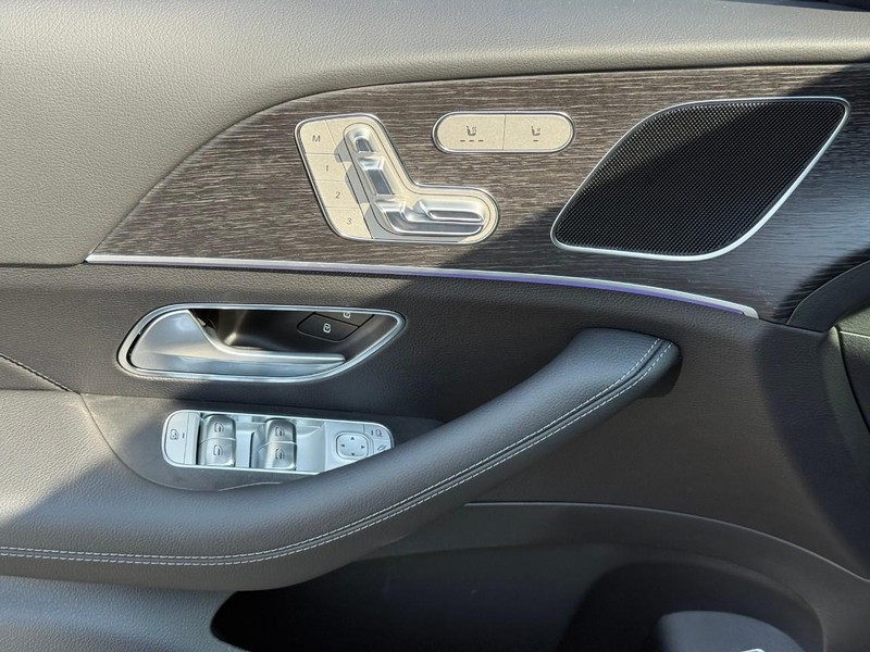 Mercedes-Benz GLE Vehicle Full-screen Gallery Image 11