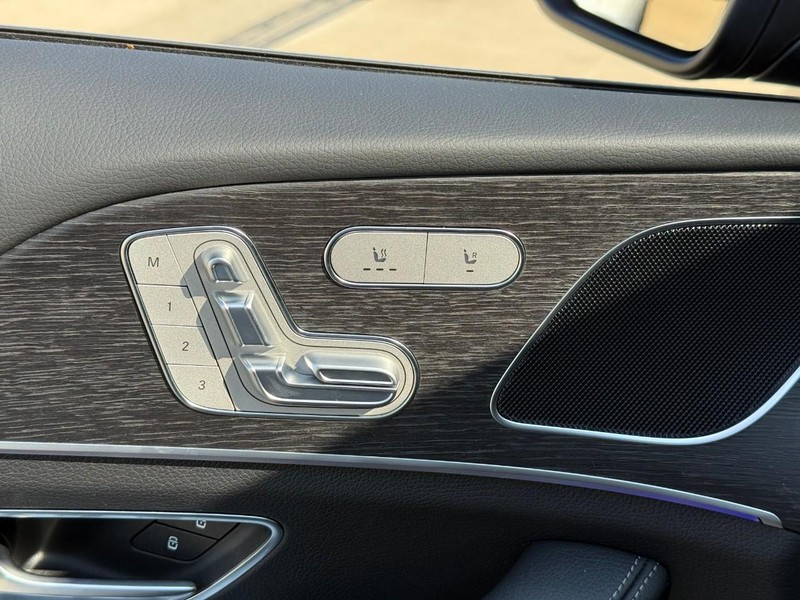 Mercedes-Benz GLE Vehicle Full-screen Gallery Image 12