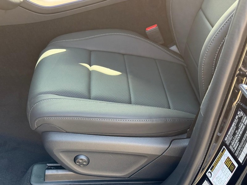 Mercedes-Benz GLE Vehicle Full-screen Gallery Image 13