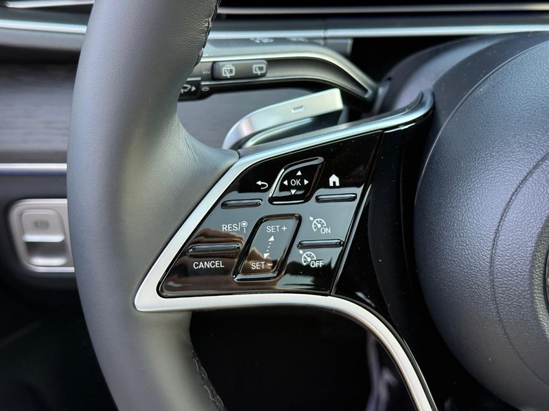 Mercedes-Benz GLE Vehicle Full-screen Gallery Image 14