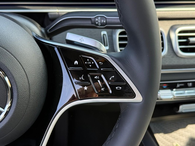 Mercedes-Benz GLE Vehicle Full-screen Gallery Image 15