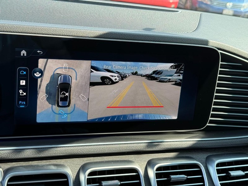 Mercedes-Benz GLE Vehicle Full-screen Gallery Image 16